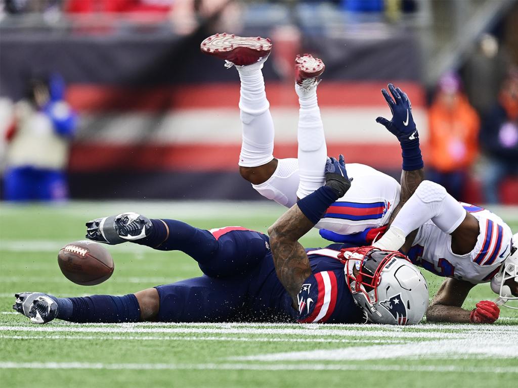 FOXBOROUGH, MASSACHUSETTS - DECEMBER 26: Levi Wallace #39 of the Buffalo Bills breaks up a pass intended for N'Keal Harry #1 of the New England Patriots during the second quarter at Gillette Stadium on December 26, 2021 in Foxborough, Massachusetts. (Photo by Maddie Malhotra/Getty Images)