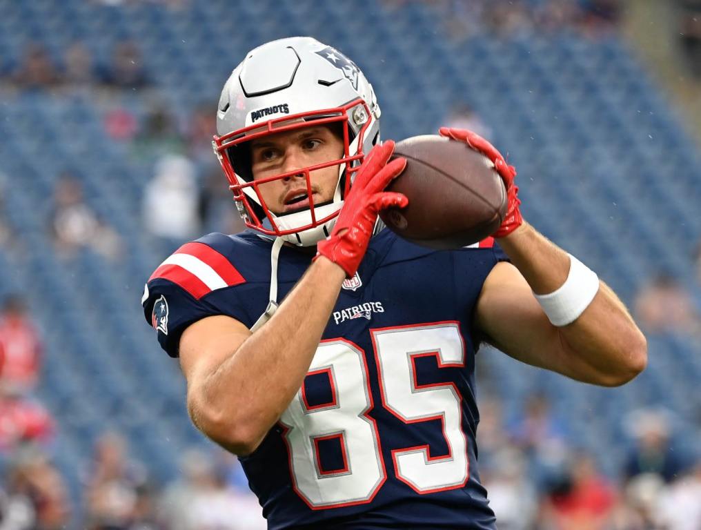 Aug 10, 2023; Foxborough, Massachusetts, USA; New England Patriots tight end Hunter Henry (85) warms up before a game against the Houston Texans at Gillette Stadium. Credit: Eric Canha-USA TODAY Sports