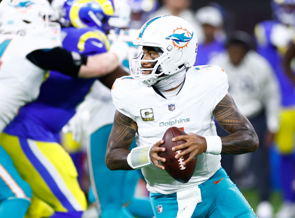 INGLEWOOD, CALIFORNIA - NOVEMBER 11: Tua Tagovailoa #1 of the Miami Dolphins at SoFi Stadium on November 11, 2024 in Inglewood, California. (Photo by Ronald Martinez/Getty Images)