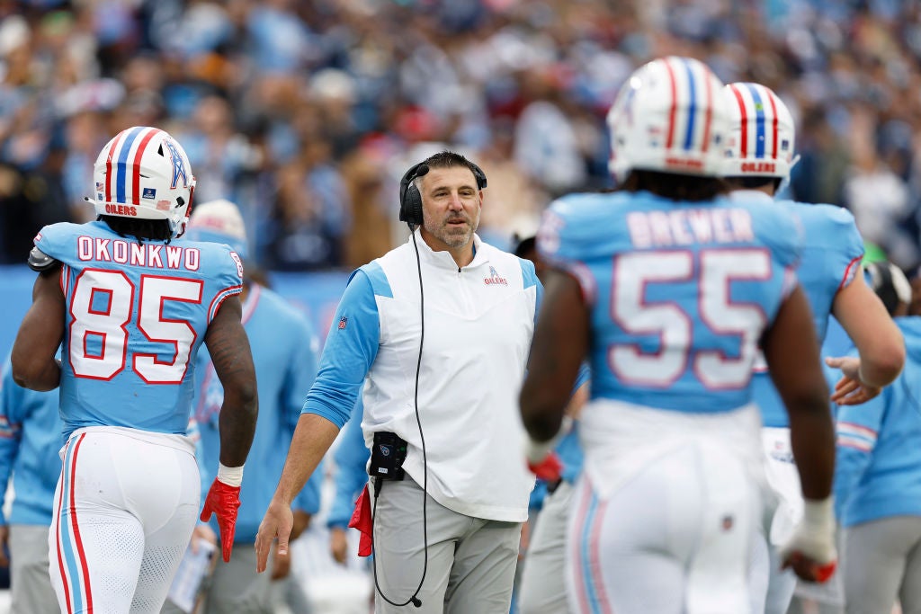 NASHVILLE, TENNESSEE - DECEMBER 17: Head coach Mike Vrabel of the Tennessee Titans talks to players during the first quarter against the Houston Texans at Nissan Stadium on December 17, 2023 in Nashville, Tennessee. (Photo by Wesley Hitt/Getty Images)