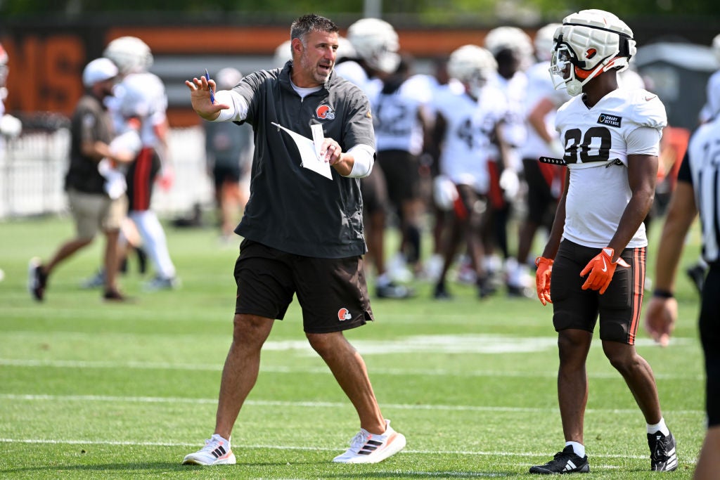 BEREA, OHIO - AUGUST 14: Coaching and personnel consultant Mike Vrabel of the Cleveland Browns instructs Jamari Thrash #80 during a joint training camp practice with the Minnesota Vikings at CrossCountry Mortgage Campus on August 14, 2024 in Berea, Ohio. (Photo by Nick Cammett/Getty Images)