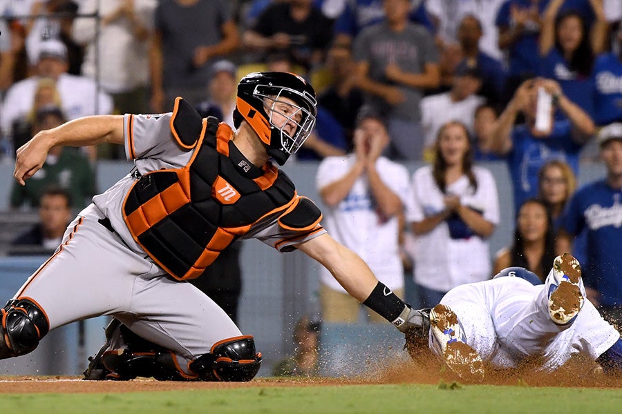 LOS ANGELES, CA - AUGUST 15: Buster Posey #28 of the San Francisco Giants tags out Brian Dozier #6 of the Los Angeles Dodgers during the fifth inning at Dodger Stadium on August 15, 2018 in Los Angeles, California. (Photo by Harry How/Getty Images)