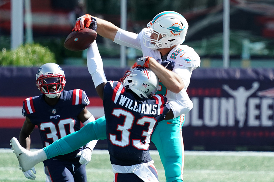 Patriots defensive back Joejuan Williams breaks up a pass intended for Miami Dolphins tight end Mike Gesicki. (David Butler II-USA TODAY Sports)
