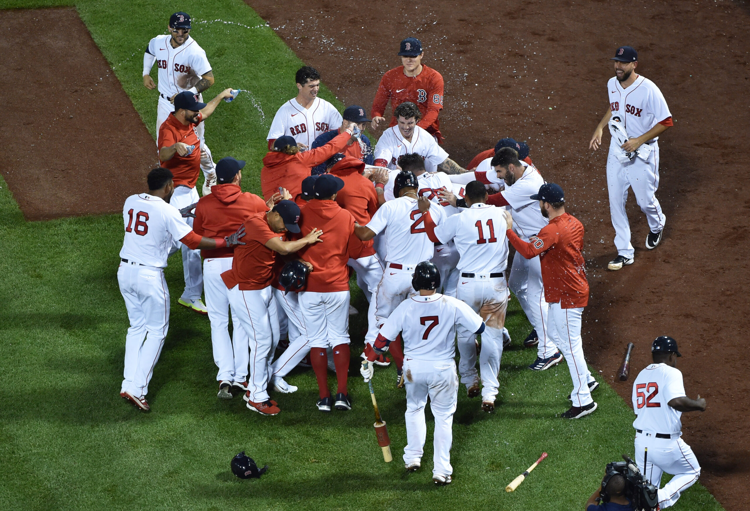 Bogaerts scores on wild pitch in 11th, Red Sox top Yanks 5-4