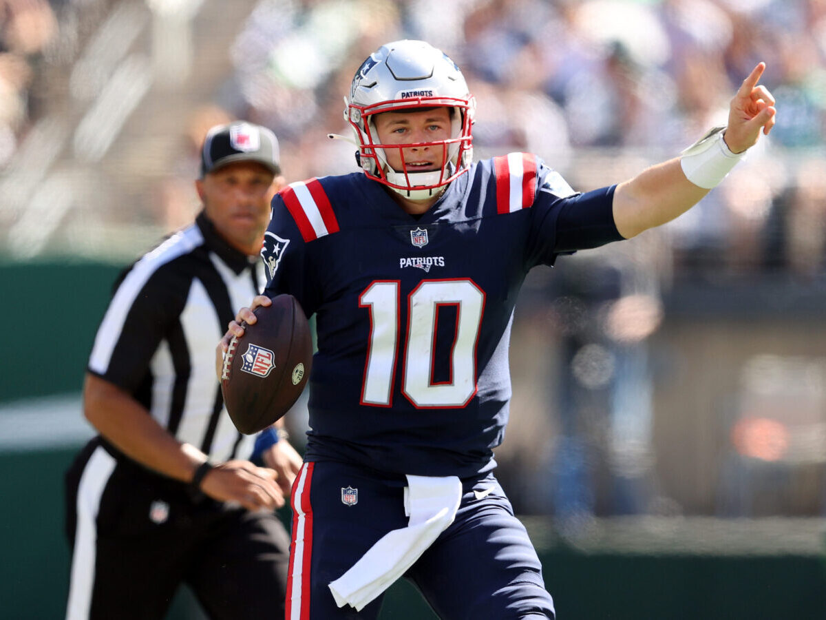 EAST RUTHERFORD, NEW JERSEY - SEPTEMBER 19: Quarterback Mac Jones #10 of the New England Patriots directs the offense on the move against the New York Jets in the first half of the game at MetLife Stadium on September 19, 2021 in East Rutherford, New Jersey. (Photo by Elsa/Getty Images)