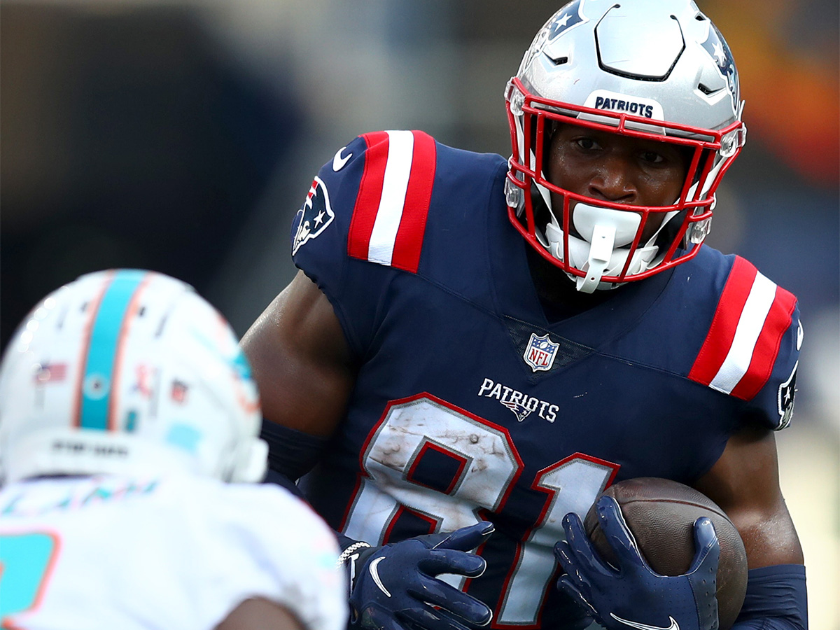 FOXBOROUGH, MASSACHUSETTS - SEPTEMBER 12: Jonnu Smith #81 of the New England Patriots carries the ball against the Miami Dolphins during the first half at Gillette Stadium on September 12, 2021 in Foxborough, Massachusetts. (Photo by Adam Glanzman/Getty Images)