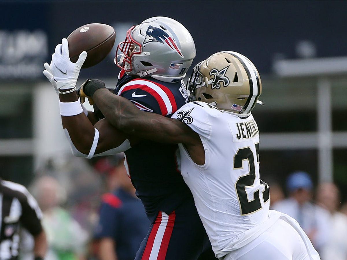 Patriots tight end Jonnu Smith, left, can't hold onto the ball as Saints defenderMalcolm Jenkins breaks up the play in the second quarter. CP 2