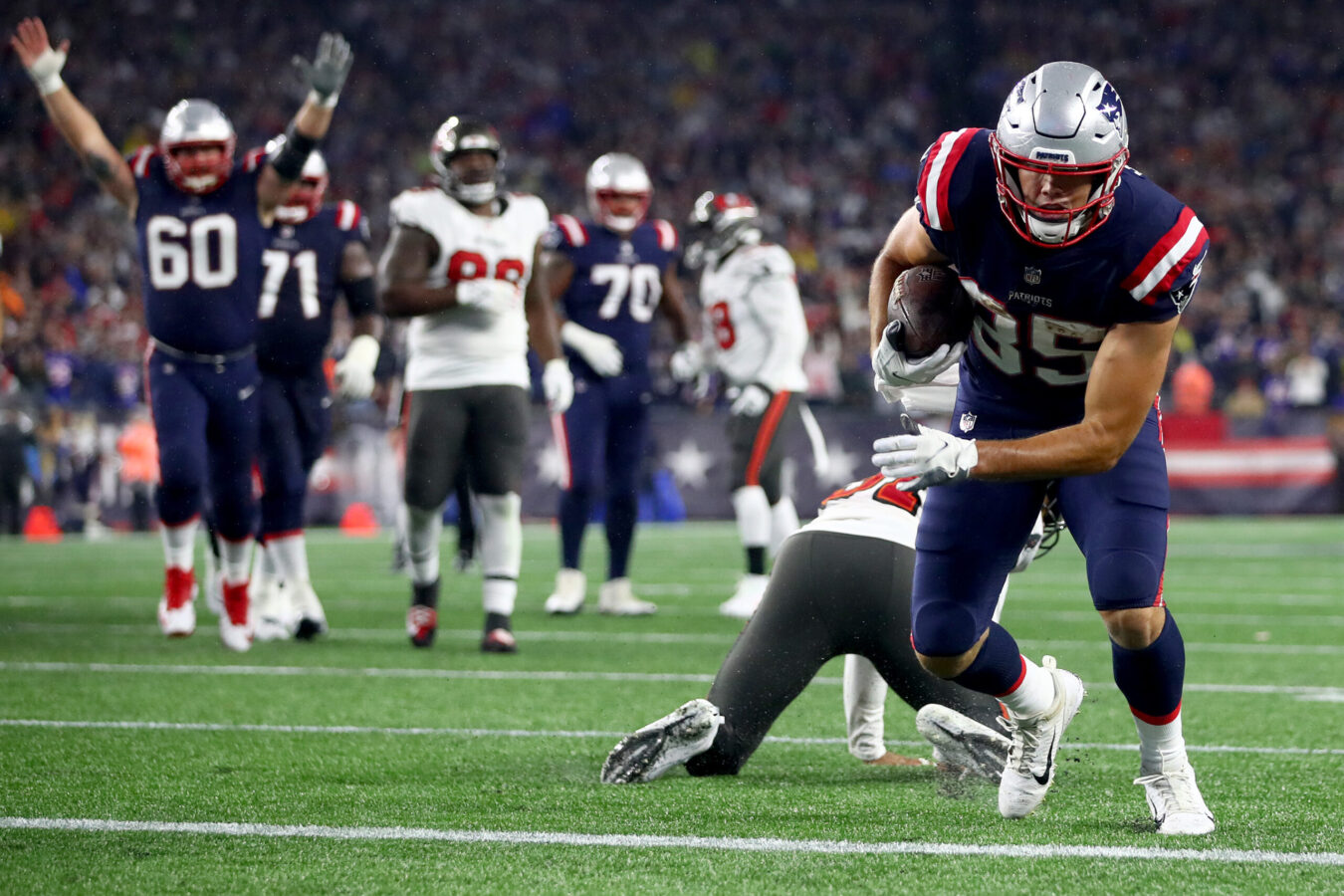 FOXBOROUGH, MASSACHUSETTS - OCTOBER 03: Hunter Henry #85 of the New England Patriots scores a touchdown against the Tampa Bay Buccaneers during the second quarter in the game at Gillette Stadium on October 03, 2021 in Foxborough, Massachusetts. (Photo by Adam Glanzman/Getty Images)