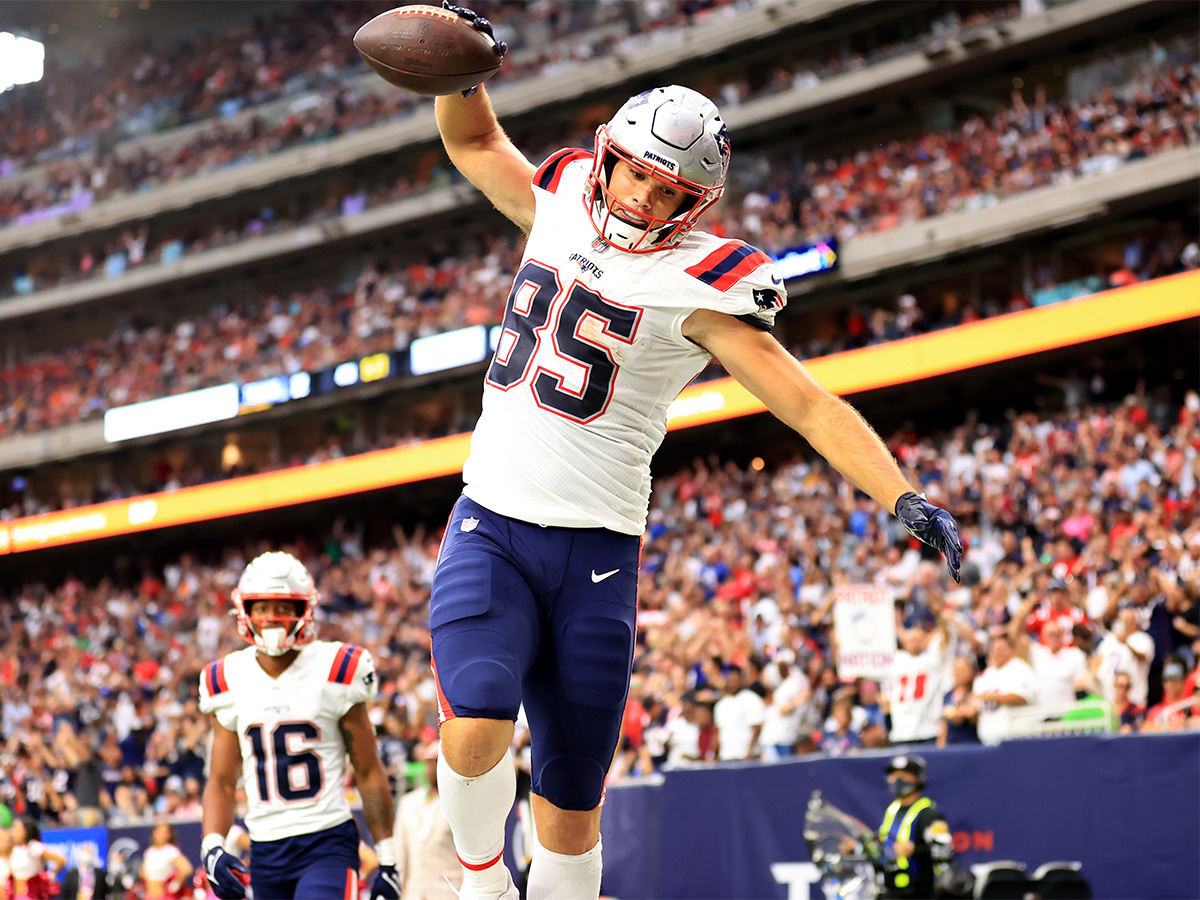 HOUSTON, TEXAS - OCTOBER 10: Hunter Henry #85 of the New England Patriots celebrates a touchdown during the second half against the Houston Texans at NRG Stadium on October 10, 2021 in Houston, Texas. (Photo by Carmen Mandato/Getty Images)