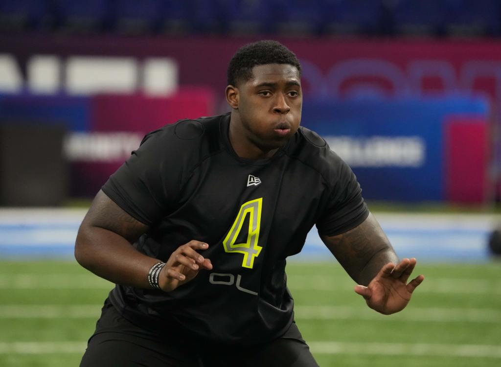 Mar 4, 2022; Indianapolis, IN, USA; Utsa offensive lineman Spencer Burford (OL04) goes through drills during the 2022 NFL Scouting Combine at Lucas Oil Stadium. Credit: Kirby Lee-USA TODAY Sports