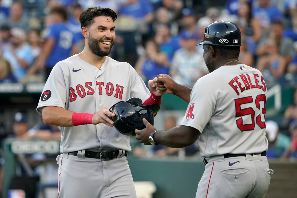 Eric Hosmer expected to be OK after leaving Tuesday's Red Sox loss with  left knee contusion - CBS Boston