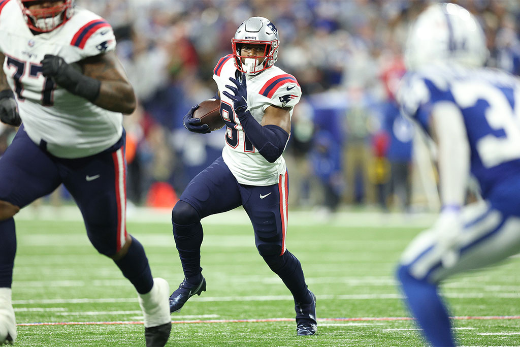 INDIANAPOLIS, INDIANA - DECEMBER 18: Jonnu Smith #81 of the New England Patriots against the Indianapolis Colts at Lucas Oil Stadium on December 18, 2021 in Indianapolis, Indiana. (Photo by Andy Lyons/Getty Images)
