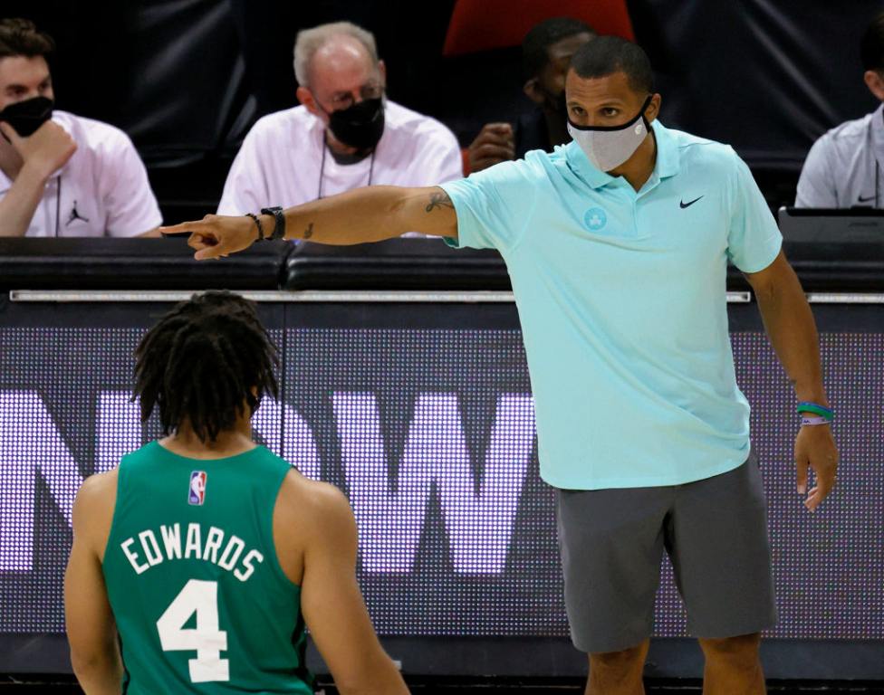 LAS VEGAS, NEVADA - AUGUST 10:  Head coach Joe Mazzulla of the Boston Celtics talks to Carsen Edwards #4 during a game against the Denver Nuggets during the 2021 NBA Summer League at the Thomas & Mack Center on August 10, 2021 in Las Vegas, Nevada. The Celtics defeated the Nuggets 107-82. NOTE TO USER: User expressly acknowledges and agrees that, by downloading and or using this photograph, User is consenting to the terms and conditions of the Getty Images License Agreement. (Photo by Ethan Miller/Getty Images)