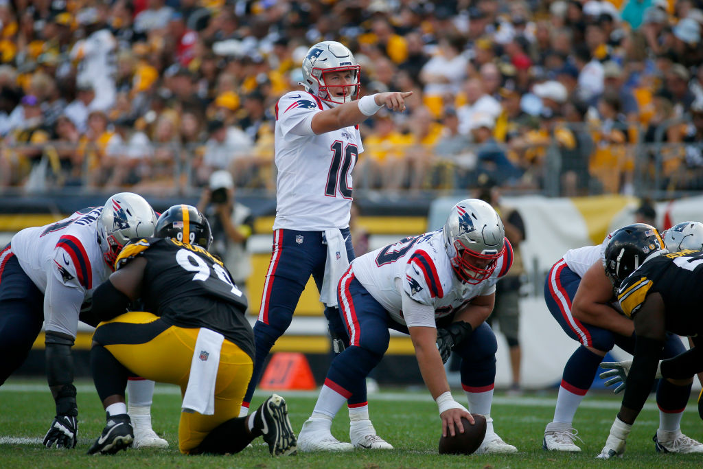 PITTSBURGH, PENNSYLVANIA - SEPTEMBER 18: Mac Jones #10 of the New England Patriots directs his team during the second half in the game against the Pittsburgh Steelers at Acrisure Stadium on September 18, 2022 in Pittsburgh, Pennsylvania. (Photo by Justin K. Aller/Getty Images)