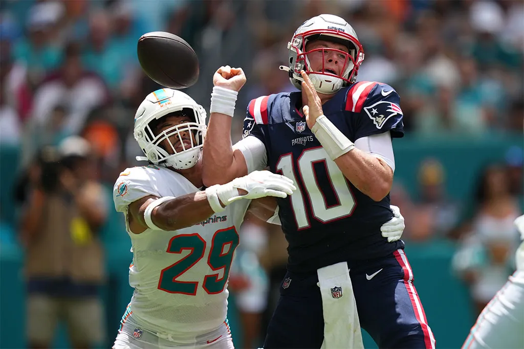 Miami Dolphins beat New England Patriots, 20-7, to open season