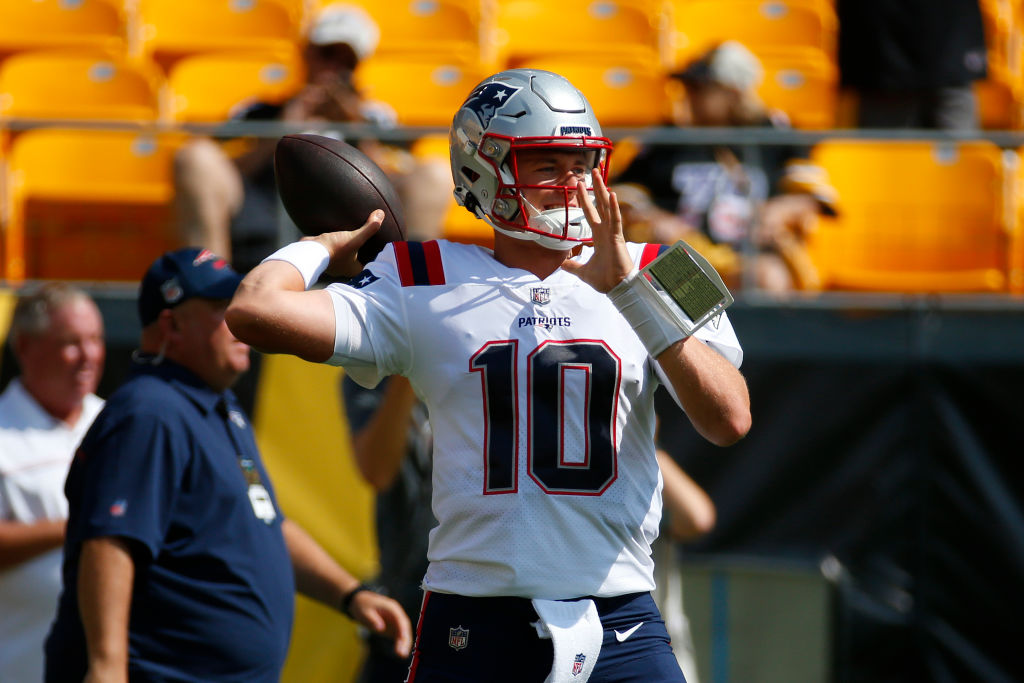 PITTSBURGH, PENNSYLVANIA - SEPTEMBER 18: Mac Jones #10 of the New England Patriots warms up before a game against the Pittsburgh Steelers at Acrisure Stadium on September 18, 2022 in Pittsburgh, Pennsylvania. (Photo by Justin K. Aller/Getty Images)