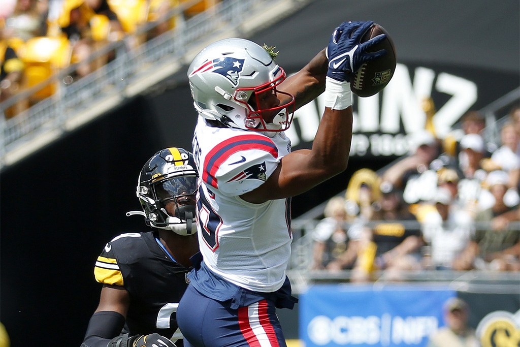 PITTSBURGH, PENNSYLVANIA - SEPTEMBER 18: Jakobi Meyers #16 of the New England Patriots catches a pass while defended by Levi Wallace #29 of the Pittsburgh Steelers during the first half at Acrisure Stadium on September 18, 2022 in Pittsburgh, Pennsylvania. (Photo by Justin K. Aller/Getty Images)