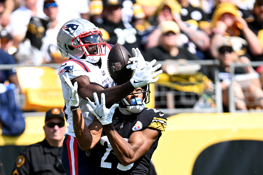 PITTSBURGH, PENNSYLVANIA - SEPTEMBER 18: Nelson Agholor #15 of the New England Patriots catches a pass for a touchdown while defended by Ahkello Witherspoon #25 of the Pittsburgh Steelers during the first half at Acrisure Stadium on September 18, 2022 in Pittsburgh, Pennsylvania. (Photo by Joe Sargent/Getty Images)