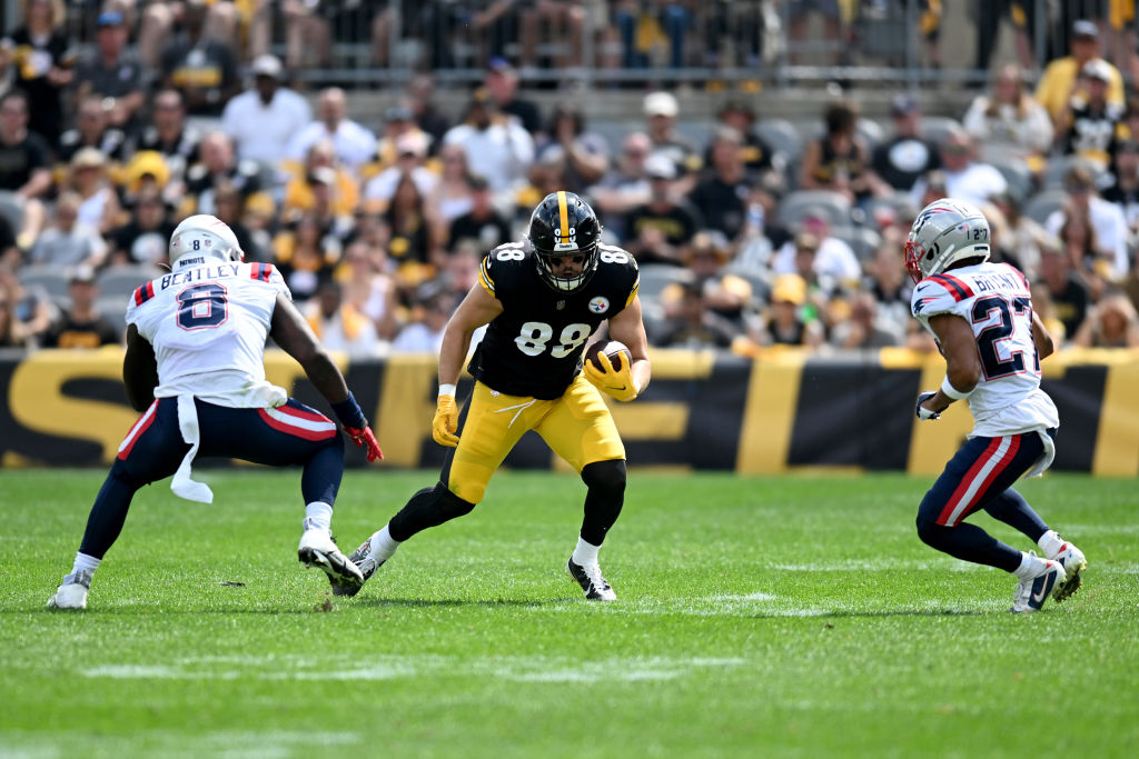 PITTSBURGH, PENNSYLVANIA - SEPTEMBER 18: Gunner Olszewski #89 of the Pittsburgh Steelers runs the ball while defended by Ja'Whaun Bentley #8 and Myles Bryant #27 of the New England Patriots during the first half at Acrisure Stadium on September 18, 2022 in Pittsburgh, Pennsylvania. (Photo by Joe Sargent/Getty Images)