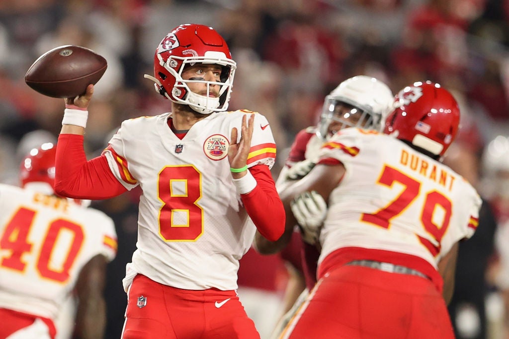 GLENDALE, ARIZONA - AUGUST 20: Quarterback Anthony Gordon #8 of the Kansas City Chiefs throws a pass during the NFL preseason game against the Arizona Cardinals at State Farm Stadium on August 20, 2021 in Glendale, Arizona. The Chiefs defeated the Cardinals 17-10. (Photo by Christian Petersen/Getty Images)