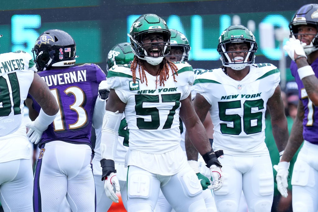 EAST RUTHERFORD, NEW JERSEY - SEPTEMBER 11: C.J. Mosley #57 of the New York Jets reacts after forcing a fourth down during the first half against the Baltimore Ravens at MetLife Stadium on September 11, 2022 in East Rutherford, New Jersey. (Photo by Mitchell Leff/Getty Images)