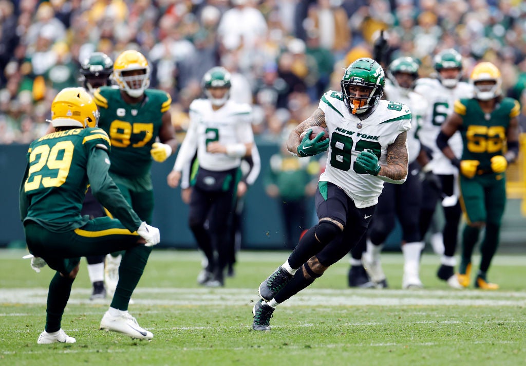 GREEN BAY, WISCONSIN - OCTOBER 16: Tyler Conklin #83 of the New York Jets runs for yardage after a catch in the fourth quarter of a game against the Green Bay Packers at Lambeau Field on October 16, 2022 in Green Bay, Wisconsin. (Photo by John Fisher/Getty Images)