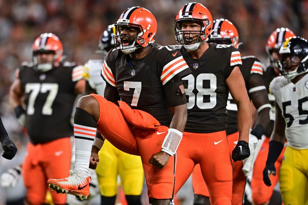 Sep 22, 2022; Cleveland, Ohio, USA; Cleveland Browns quarterback Jacoby Brissett (7) celebrates with tight end Harrison Bryant (88) after rushing for a first down during the fourth quarter against the Pittsburgh Steelers at FirstEnergy Stadium. Credit: David Dermer-USA TODAY Sports