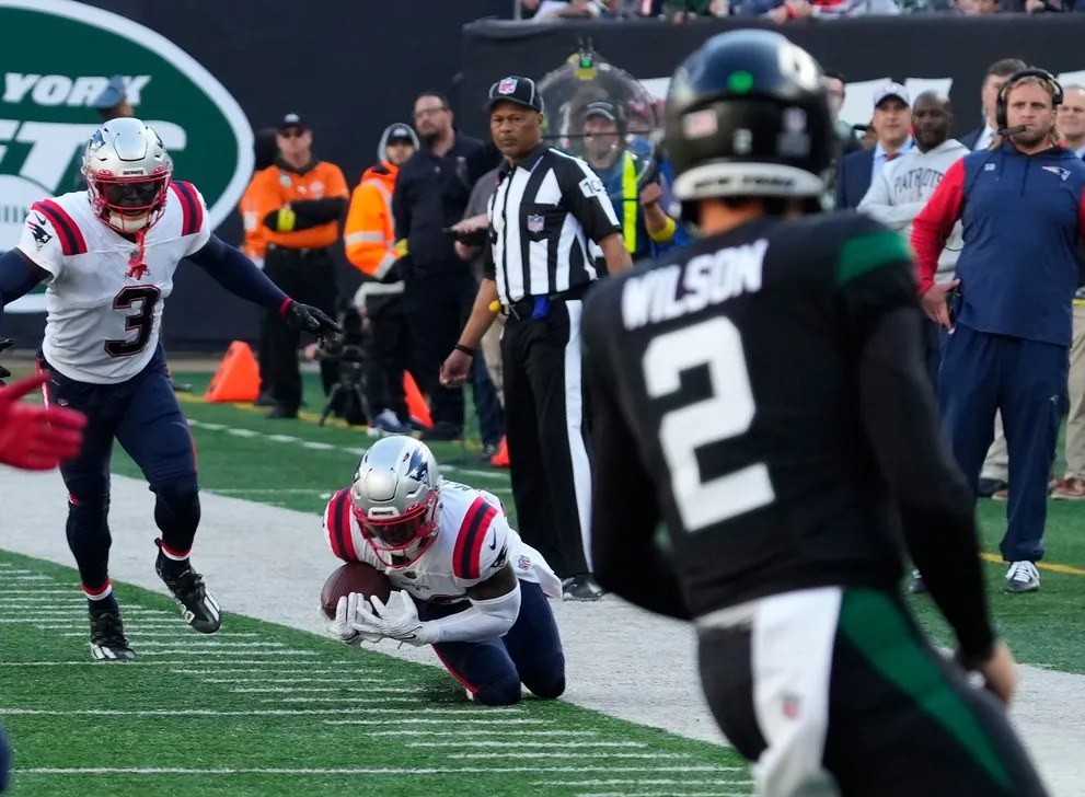 East Rutherford, New Jersey, USA. 30th Oct, 2022. New England Patriots  quarterback Mac Jones (10) looks to pass against the New York Jets during a  NFL game in East Rutherford, New Jersey