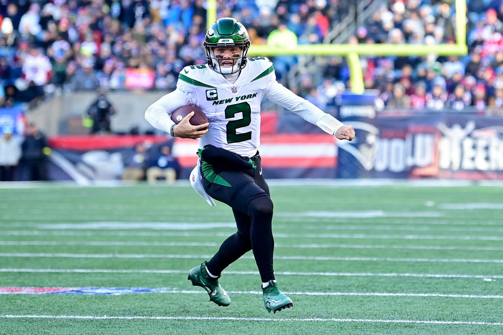 FOXBOROUGH, MASSACHUSETTS - NOVEMBER 20: Zach Wilson #2 of the New York Jets carries the ball against the New England Patriots during the second quarter at Gillette Stadium on November 20, 2022 in Foxborough, Massachusetts. (Photo by Billie Weiss/Getty Images)