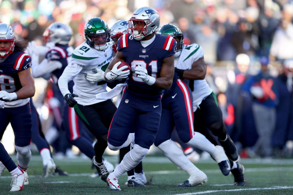 FOXBOROUGH, MASSACHUSETTS - NOVEMBER 20: Jonnu Smith #81 of the New England Patriots carries the ball against the New York Jets during the first quarter at Gillette Stadium on November 20, 2022 in Foxborough, Massachusetts. (Photo by Adam Glanzman/Getty Images)