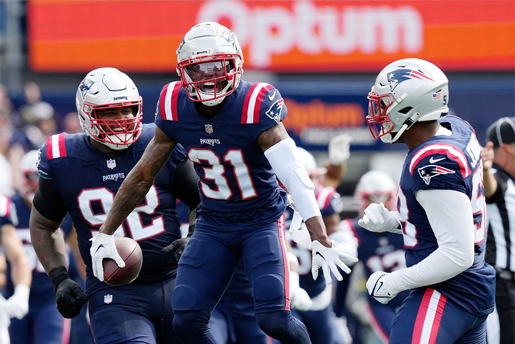 Patriots defensive back #31 Jonathan Jones celebrates a 2nd quarter interception. (Syndication: The Providence Journal)