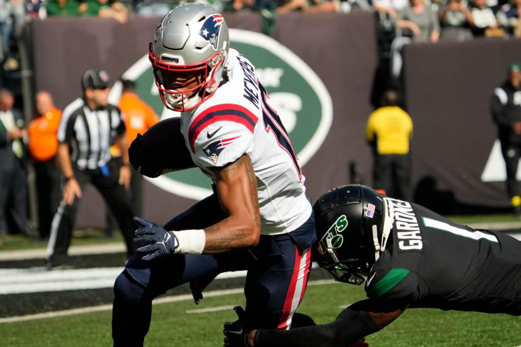 Patriots wide receiver Jakobi Meyers (16) runs with the ball before being tackled by Jets cornerback Sauce Gardner (1). Sunday, October 30, 2022 (Kevin R. Wexler-NorthJersey.com/USA TODAY Network)