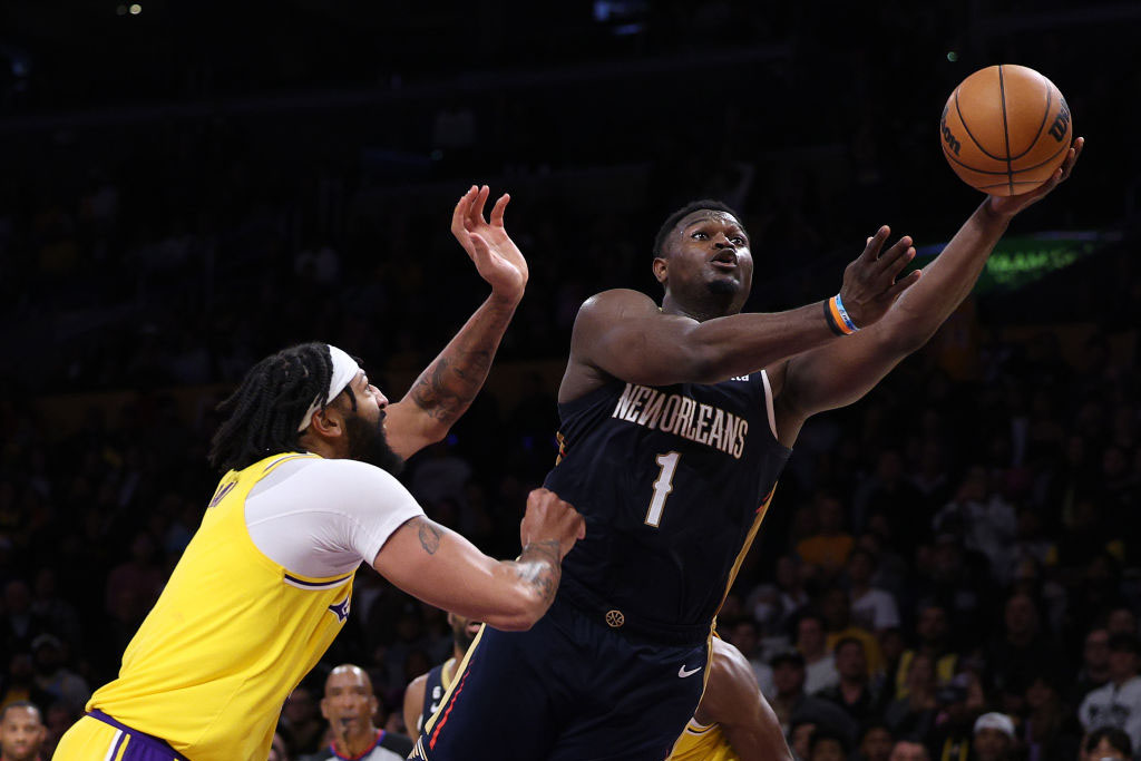 LOS ANGELES, CALIFORNIA - NOVEMBER 02: Zion Williamson #1 of the New Orleans Pelicans scores on a layup past Anthony Davis #3 of the Los Angeles Lakers during a 120-117 Lakers win at Crypto.com Arena on November 02, 2022 in Los Angeles, California. NOTE TO USER: User expressly acknowledges and agrees that, by downloading and/or using this Photograph, user is consenting to the terms and conditions of the Getty Images License Agreement. Mandatory Copyright Notice: Copyright 2022 NBAE (Photo by Harry How/Getty Images)