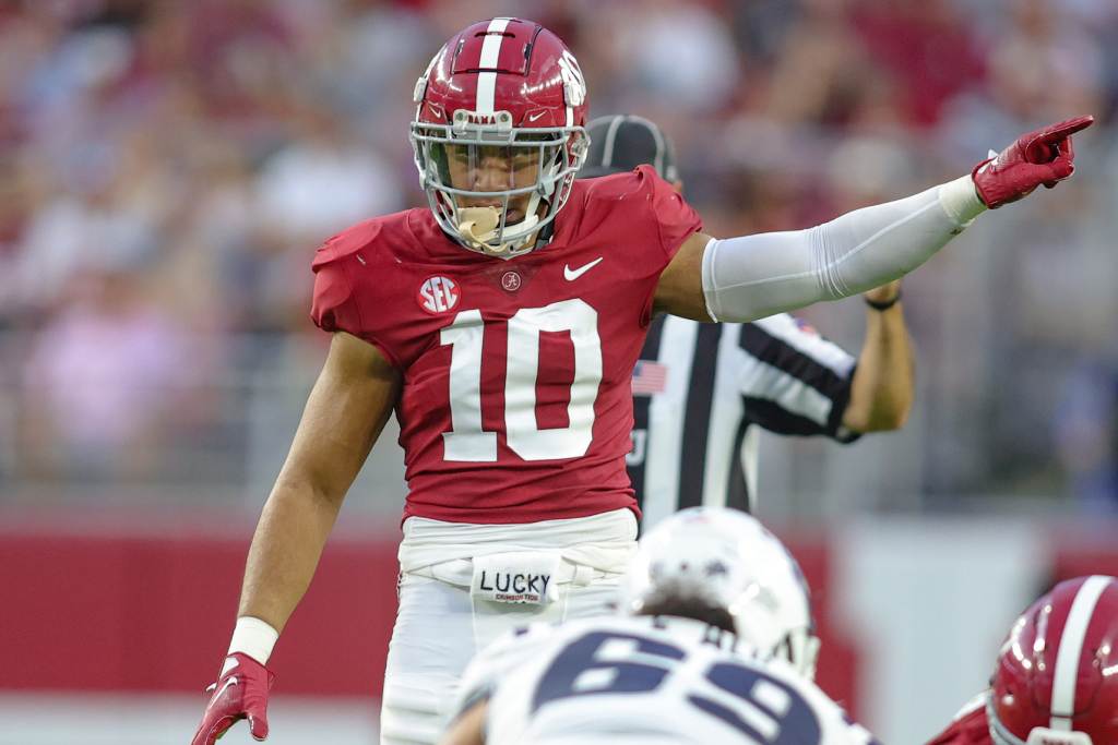 TUSCALOOSA, ALABAMA - SEPTEMBER 3: Henry To'oTo'o #10 of the Alabama Crimson Tide directs the defense prior to a play against the Utah State Aggies at Bryant Denny Stadium on September 3, 2022 in Tuscaloosa, Alabama. (Photo by Brandon Sumrall/Getty Images)