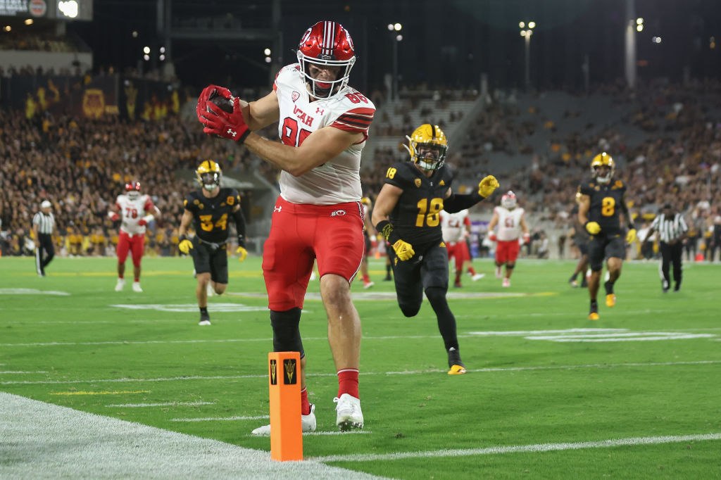 TEMPE, ARIZONA - SEPTEMBER 24: Tight end Dalton Kincaid #86 of the Utah Utes catches a 29-yard touchdown reception ahead of linebacker Connor Soelle #18 of the Arizona State Sun Devils during the first half of the NCAAF game at Sun Devil Stadium on September 24, 2022 in Tempe, Arizona. (Photo by Christian Petersen/Getty Images)