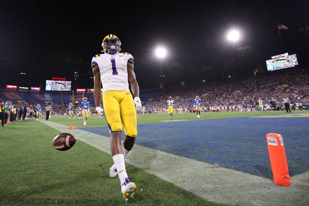 PASADENA, CALIFORNIA - SEPTEMBER 04: Kayshon Boutte #1 of the LSU Tigers scores a touchdown against the UCLA Bruins at Rose Bowl on September 04, 2021 in Pasadena, California. (Photo by Ronald Martinez/Getty Images)