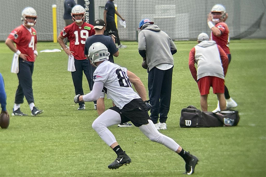 Mike Gesicki of the New England Patriots runs during a drill with quarterback Mac Jones during 2023 minicamp in Foxboro. (Matt Dolloff/98.5 The Sports Hub)