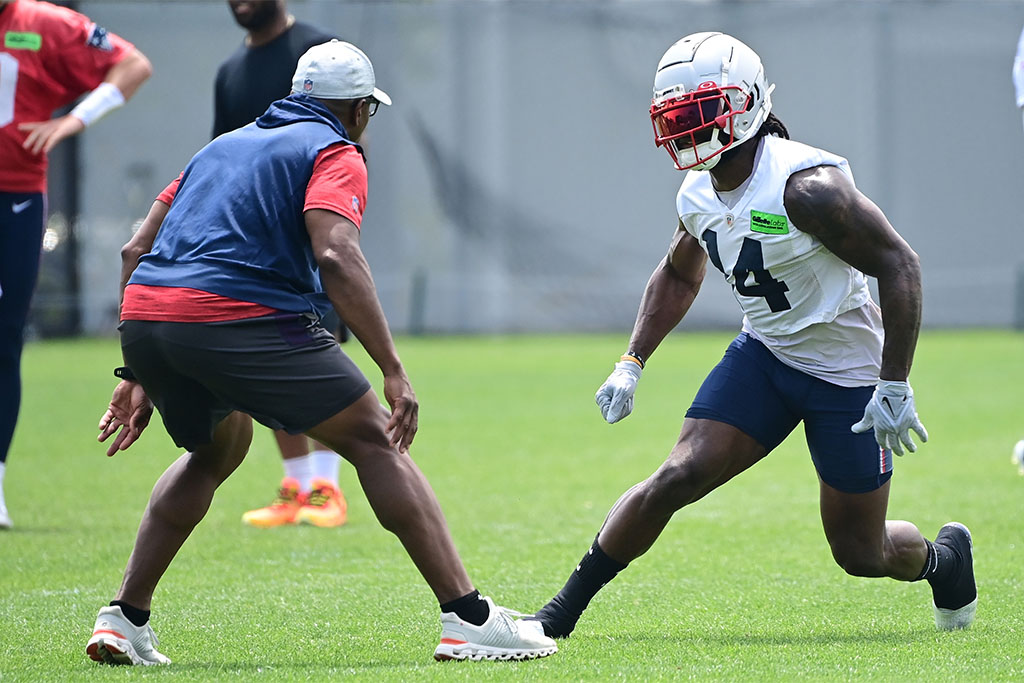 New England Patriots wide receiver Ty Montgomery works with assistant coach Troy Brown at minicamp in Foxboro. (Eric Canha-USA TODAY Sports)
