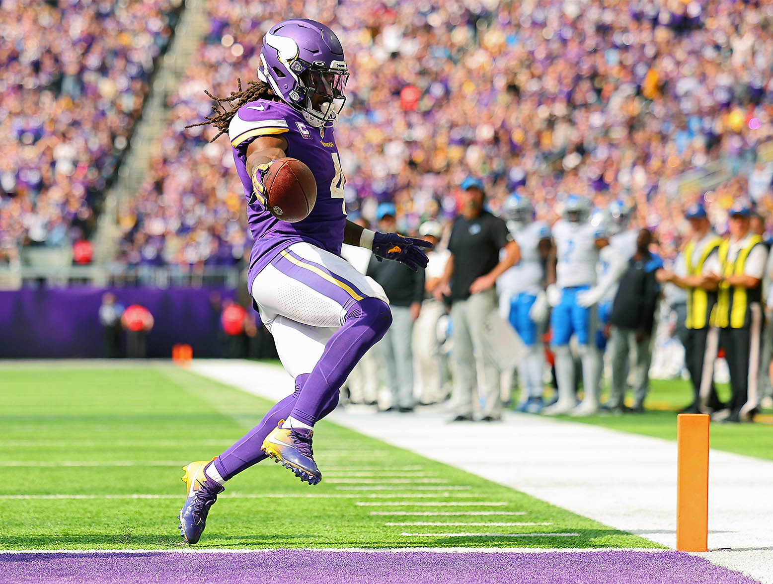 MINNEAPOLIS, MINNESOTA - SEPTEMBER 25: Running back Dalvin Cook #4 of the Minnesota Vikings runs the ball in for a touchdown in the second quarter of the game against the Detroit Lionsat U.S. Bank Stadium on September 25, 2022 in Minneapolis, Minnesota. (Photo by Adam Bettcher/Getty Images)