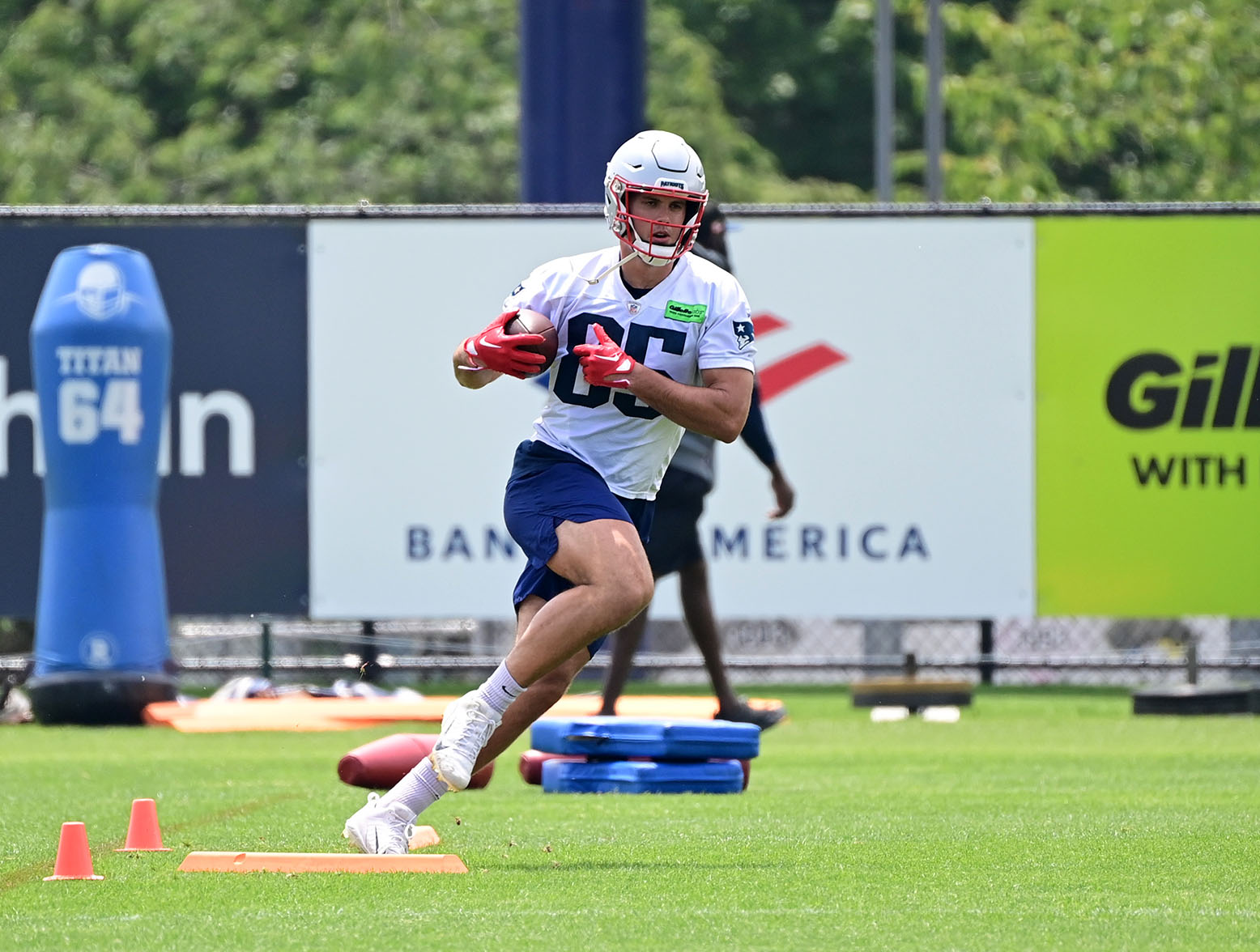 Jun 12, 2023; Foxborough, MA, USA; New England Patriots tight end Hunter Henry (85) works on his footwork at the Patriots minicamp at Gillette Stadium. Mandatory Credit: Eric Canha-USA TODAY Sports