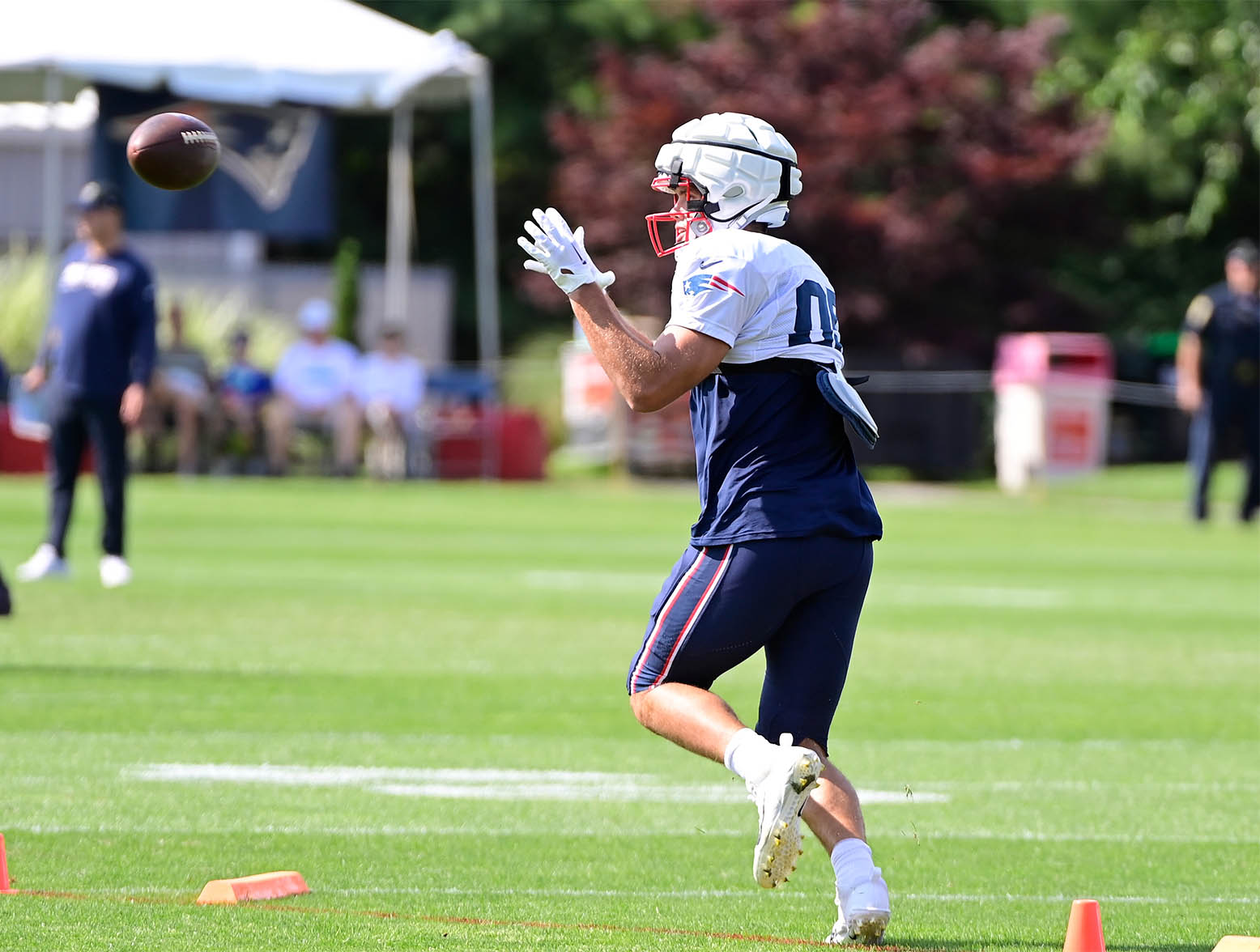 Aug 3, 2023; Foxborough, MA, USA; New England Patriots tight end Hunter Henry (85) makes a catch at training camp at Gillette Stadium. Mandatory Credit: Eric Canha-USA TODAY Sports