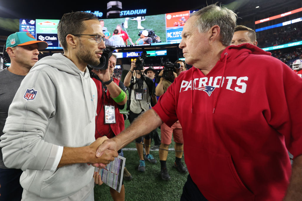 FOXBOROUGH, MASSACHUSETTS - SEPTEMBER 17: Head coach Mike McDaniel of the Miami Dolphins shakes hands with Head coach Bill Belichick of the New England Patriots following the game at Gillette Stadium on September 17, 2023 in Foxborough, Massachusetts. (Photo by Adam Glanzman/Getty Images)
