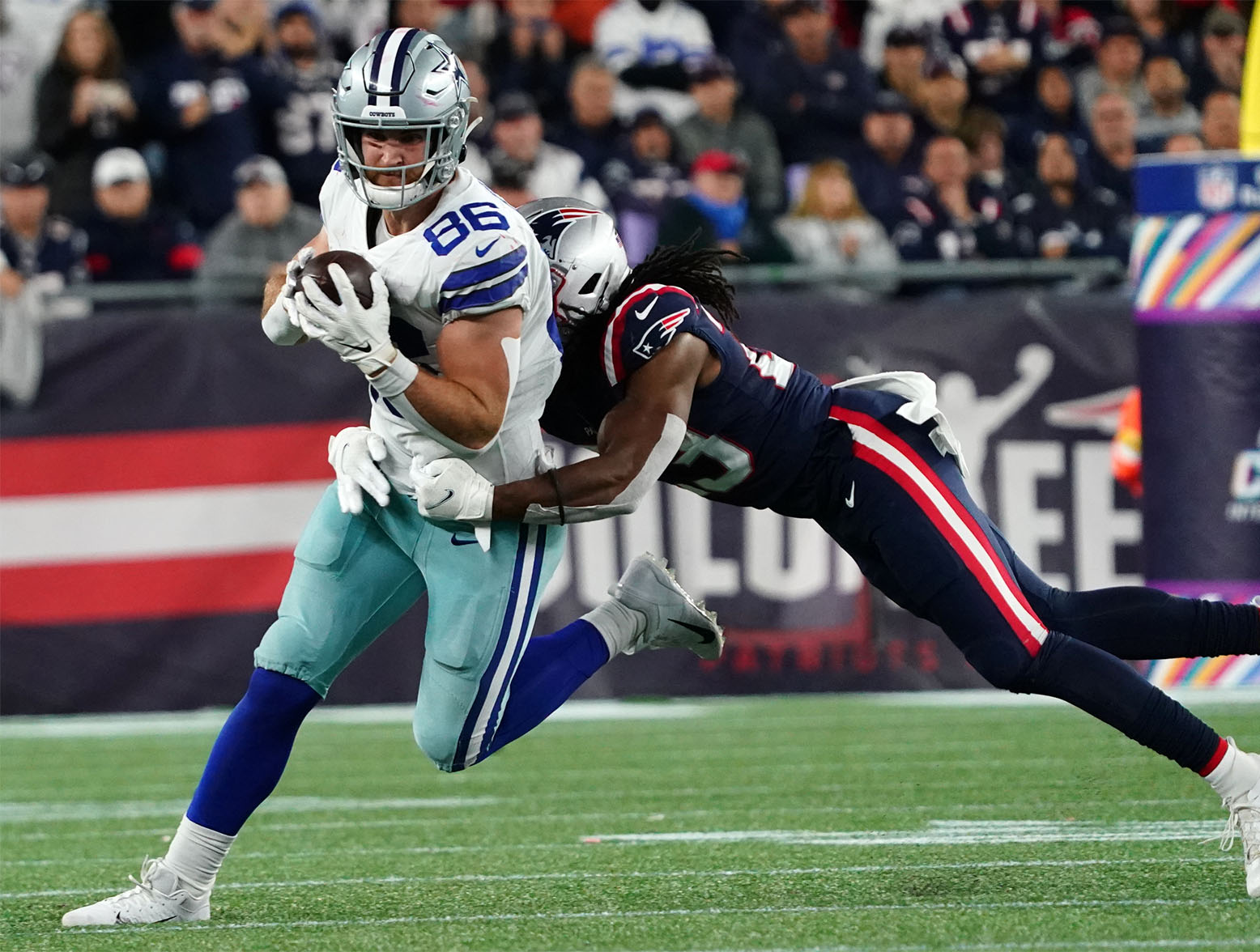 Oct 17, 2021; Foxborough, Massachusetts, USA; Dallas Cowboys tight end Dalton Schultz (86) makes the catch against New England Patriots defensive back Kyle Dugger (23) in overtime at Gillette Stadium. Mandatory Credit: David Butler II-USA TODAY Sports