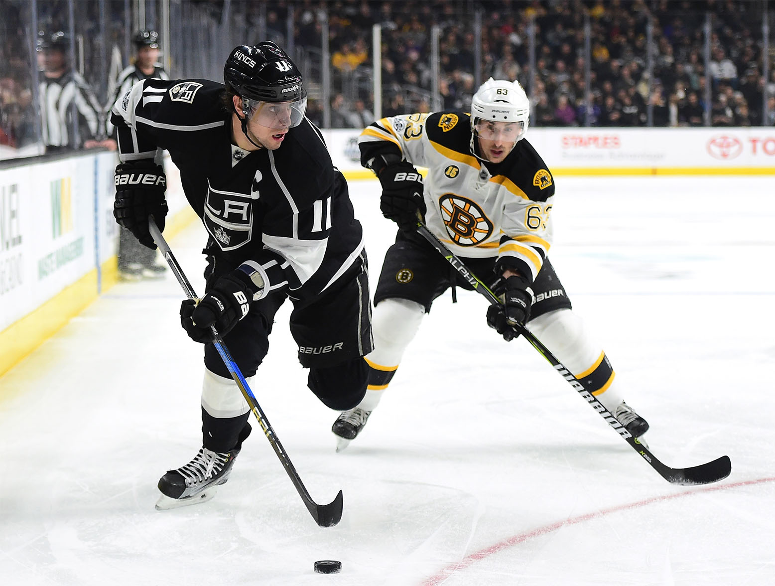 LOS ANGELES, CA - FEBRUARY 23: Anze Kopitar #11 of the Los Angeles Kings keeps the puck from Brad Marchand #63 of the Boston Bruins while on the powerplay during the second period at Staples Center on February 23, 2017 in Los Angeles, California. (Photo by Harry How/Getty Images)
