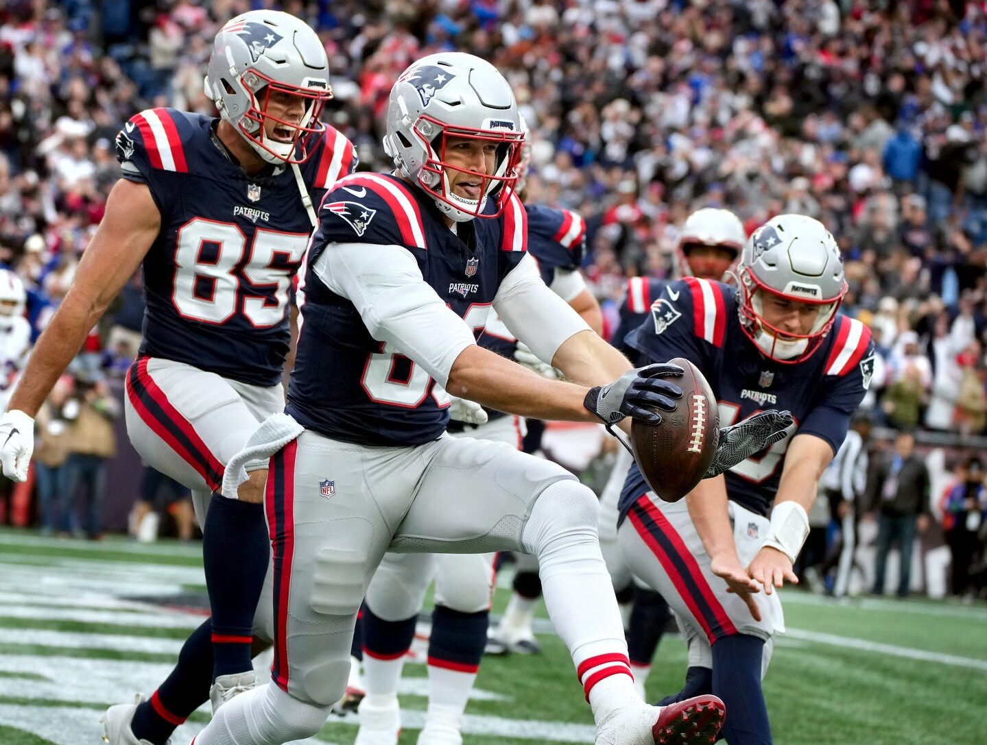New England tight end Mike Gesicki celebrates his end zone reception with 12 seconds left to put the Patriots in the lead for their 29-25 win over Buffalo. (Kris Craig/USA Today Network)