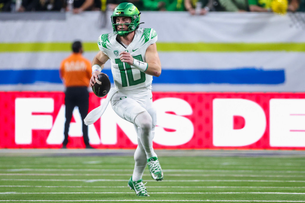 LAS VEGAS, NEVADA - DECEMBER 01: Bo Nix #10 of the Oregon Ducks runs the ball during the third quarter against the Washington Huskies during the Pac-12 Championship at Allegiant Stadium on December 01, 2023 in Las Vegas, Nevada. (Photo by Ian Maule/Getty Images)