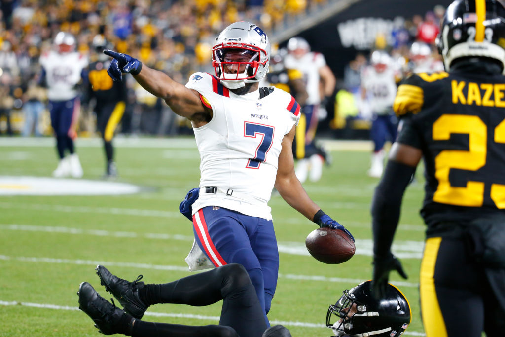 PITTSBURGH, PENNSYLVANIA - DECEMBER 07: Wide receiver JuJu Smith-Schuster (7) of the New England Patriots celebrates after a reception in the first quarter against the Pittsburgh Steelers at Acrisure Stadium on December 07, 2023 in Pittsburgh, Pennsylvania. (Photo by Justin K. Aller/Getty Images)