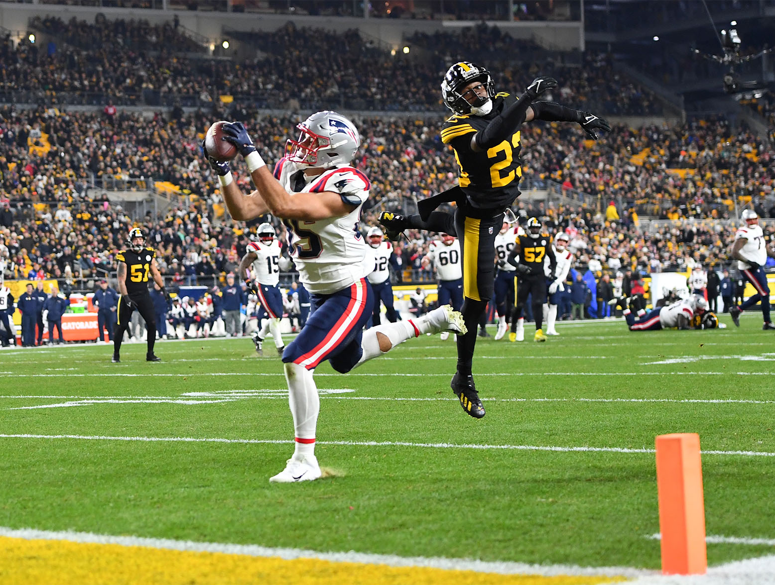 PITTSBURGH, PENNSYLVANIA - DECEMBER 07: Tight end Hunter Henry (85) of the New England Patriots catches a pass for a touchdown in the second quarter against the Pittsburgh Steelers at Acrisure Stadium on December 07, 2023 in Pittsburgh, Pennsylvania. (Photo by Joe Sargent/Getty Images)