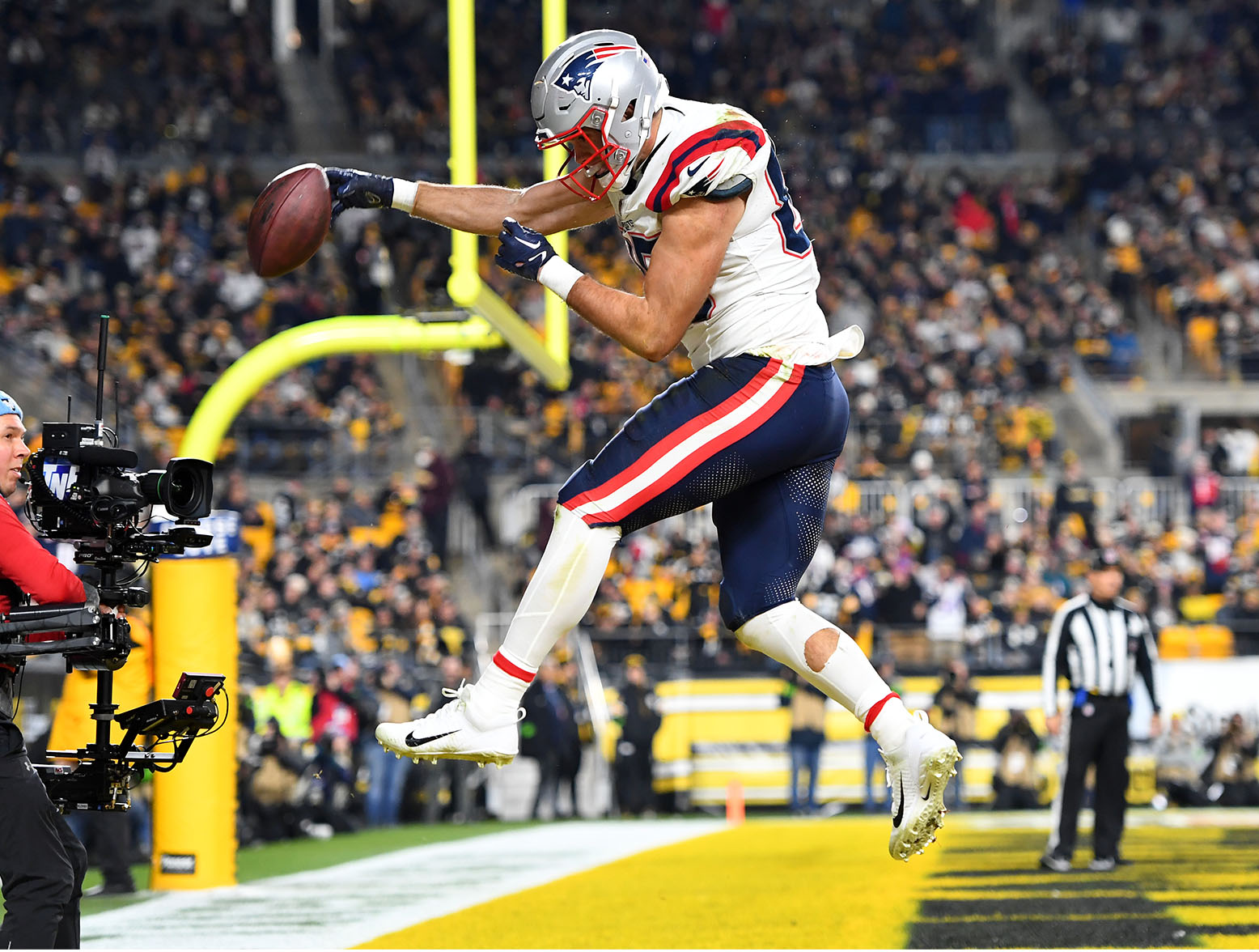 PITTSBURGH, PENNSYLVANIA - DECEMBER 07: Tight end Hunter Henry (85) of the New England Patriots celebrates after a touchdown reception in the second quarter against the Pittsburgh Steelers at Acrisure Stadium on December 07, 2023 in Pittsburgh, Pennsylvania. (Photo by Joe Sargent/Getty Images)