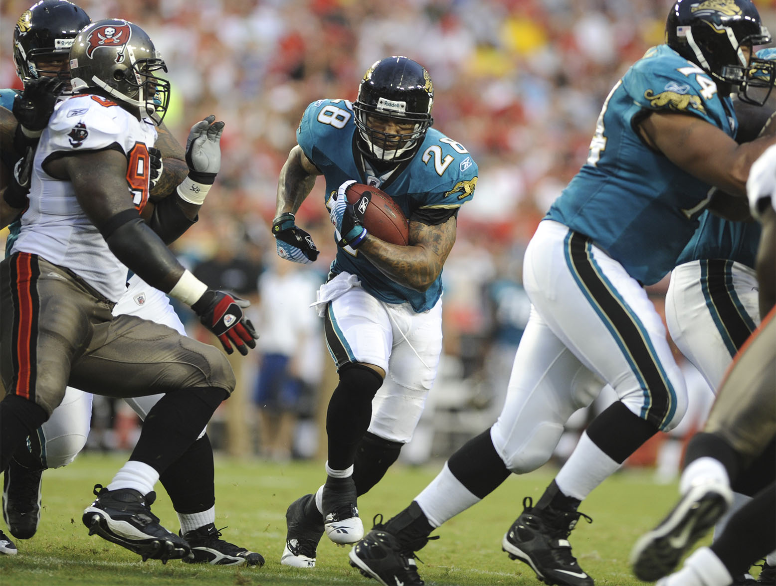 TAMPA, FL - AUGUST 23: Running back Fred Taylor #28 of the Jacksonville Jaguars rushes upfield against the Tampa Bay Buccaneers at Raymond James Stadium on August 23, 2008 in Tampa, Florida. (Photo by Al Messerschmidt/Getty Images)